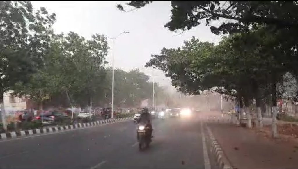 ରାଜଧାନୀରେ କାଳବୈଶାଖୀର ତାଣ୍ଡବ : ଭାଙ୍ଗିଲା ଗଛ, ଉଡ଼ିଲା ଛପର!