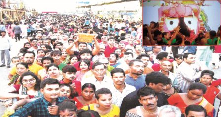 ସ୍ନାନ ମଣ୍ଡପରେ ଗାଧୋଇଲେ ଜଗତ ନାଥ: ଦର୍ଶନ ପାଇଁ ବଡ଼ଦାଣ୍ଡରେ ଶ୍ରଦ୍ଧାଳୁଙ୍କ ଲମ୍ବାଧାଡ଼ି
