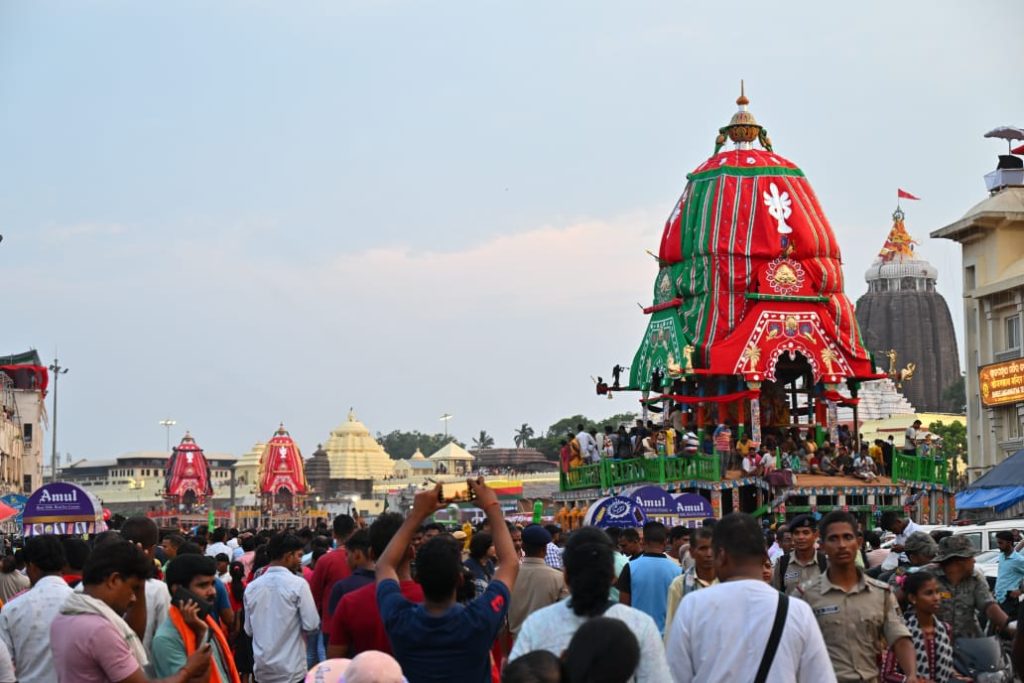 ପୁରୀ ରଥଯାତ୍ରା: ବଡ଼ଦାଣ୍ଡରେ ଗଡ଼ିଲା ୩ରଥ, ପ୍ରବଳ ଖରା ଓ ଗରମକୁ ଖାତିର ନକରି ରଥ ଟାଣିଲେ ଶ୍ରଦ୍ଧାଳୁ