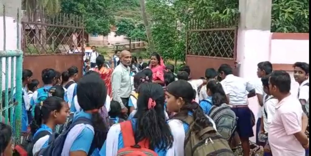 ଶିକ୍ଷକ ଅଭାବକୁ ନେଇ ସ୍କୁଲରେ ତାଲା ପକାଇଲେ ଛାତ୍ରଛାତ୍ରୀ ଓ ଅଭିଭାବକ