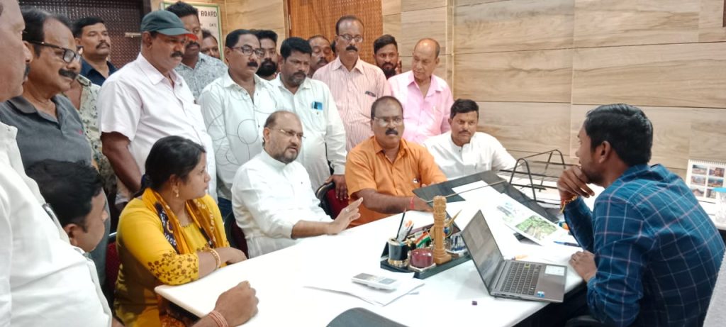 ଆସିଷ୍ଟାଣ୍ଟ ଡିଭିଜିନାଲ ରେଳବାଇ ଯନ୍ତ୍ରୀଙ୍କୁ ବିଧାୟକ ମୋକିମ ଦେଲେ ସ୍ମାରକପତ୍ର