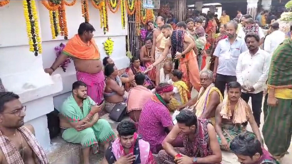 ବାବା ଧବଳେଶ୍ୱରଙ୍କ ପୀଠରେ ଦର୍ଶନ ବିଭ୍ରାଟ : ପୂଜକ ଓ ପ୍ରଶାସନର ଅଛିଣ୍ଡା କଳିରେ ଧନ୍ଦି ହୋଇଗଲେ ଶ୍ରଦ୍ଧାଳୁ