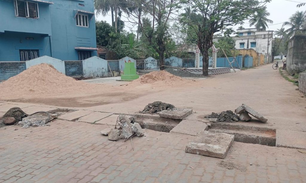 ସିଏମସି ୪୮ ନମ୍ବର ୱାର୍ଡରେ ମାସେ ନପୁରୁଣୁ ଡ୍ରେନ ଉପରୁ ଭାଙ୍ଗିଲା ସ୍ଲାବ : ନିମ୍ନମାନର କାମ ଯୋଗୁ ବଢୁଛି ଅସନ୍ତୋଷ