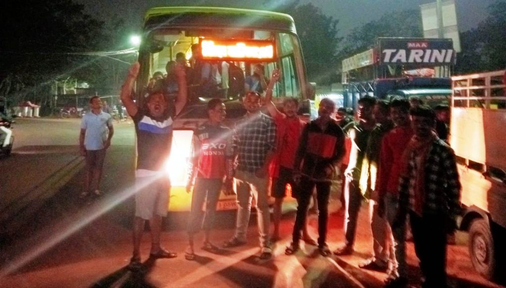 ରାସ୍ତା ଚଉଡ଼ା କରିବା ଦାବିରେ ଯୁବଗୋଷ୍ଠୀଙ୍କ ନିଆରା ପ୍ରତିବାଦ: ବାଇକ ଆରୋହୀକୁ ପିଟି ଦେବାରୁ ଅଟକାଇଲେ ମୋ ବସ