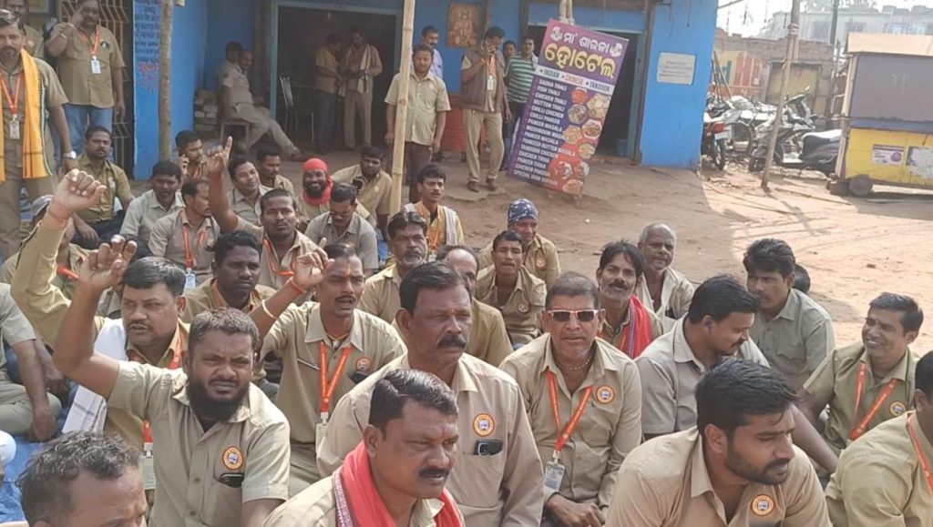 ଡ୍ରାଇଭରମାନଙ୍କୁ ୭ଲକ୍ଷ ଜୋରିମାନା ଓ୧୦ବର୍ଷ ଜେଲଦଣ୍ଡ ଭଳି କଳା ଆଇନ୍‍ ବିରୁଦ୍ଧରେ କଟକରେ ଶୋଭଯାତ୍ରା ଓ ସଭା