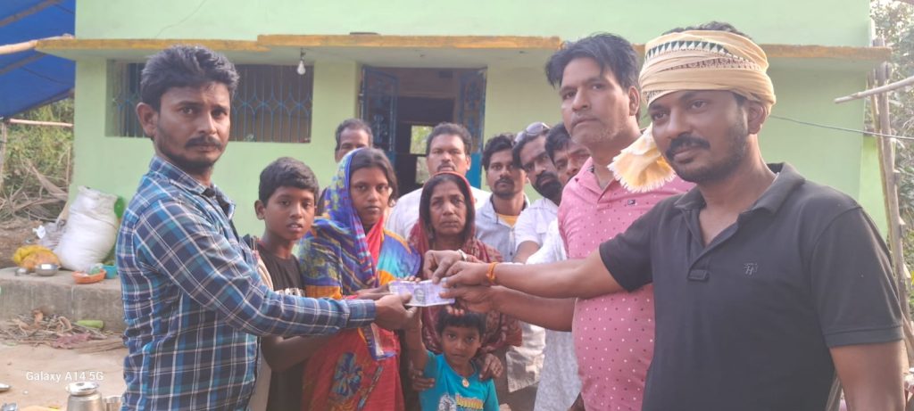 ଦୁର୍ଘଟଣାରେ ମୃତ ବସ କଣ୍ଡକ୍ଟର ପରିବାରକୁ ସହାୟତା ଦେଲା ସିଏନବିଟି ଘରୋଇ ବସ କର୍ମଚାରୀ ସଂଘ