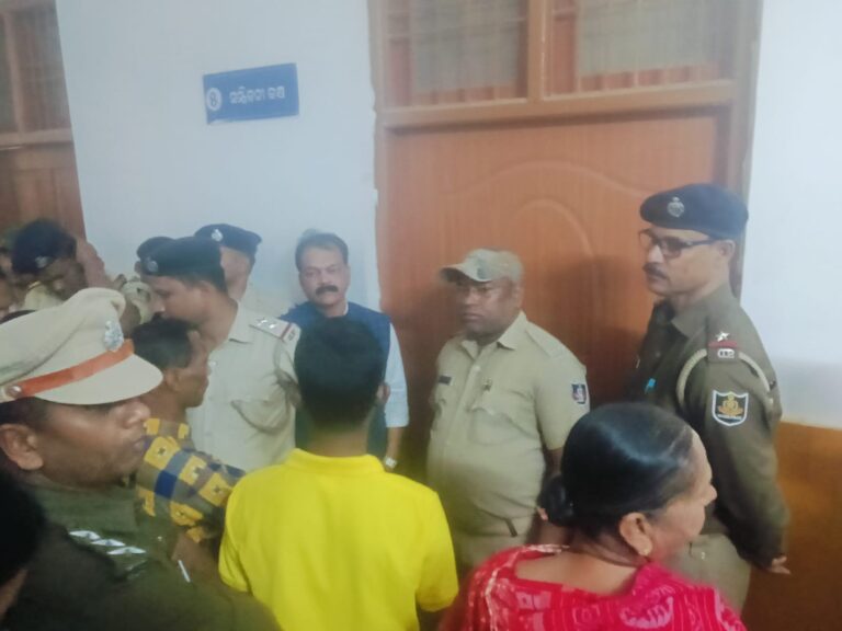 ସାମ୍ବାଦିକମାନଙ୍କୁ ଭିତରକୁ ଛାଡିଲାନି ସୁବର୍ଣ୍ଣପୁର ପୋଲିସ